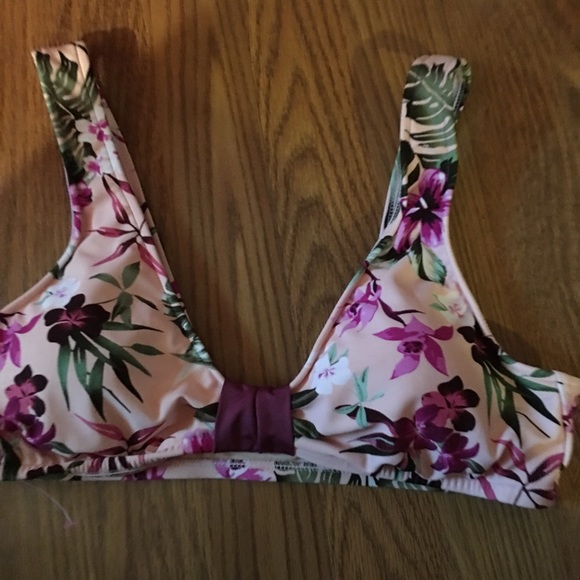 Other - Simply gorgeous NWT bikini top floral size L